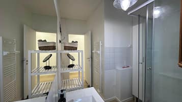 Een douche, een haardroger, handdoeken, zeep