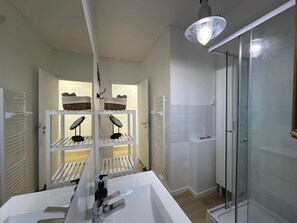 Shower, hair dryer, towels, soap - L'étape Aixoise - Terrace apartment car park Rotonde centre (Aix-en-Provence)