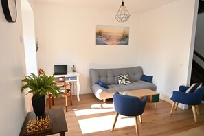 Smart-TV, DVD-Player, Tischtennisplatte, Bücher