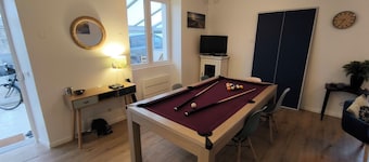 Large renovated family home 5 minutes from beaches and shops