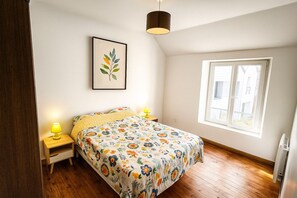 Iron/ironing board, WiFi, bed sheets
