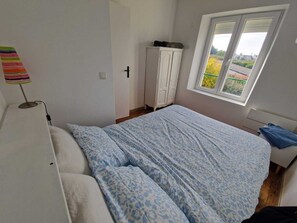4 quartos, escrivaninha, ferros/tábuas de passar roupa, berço de viagem
