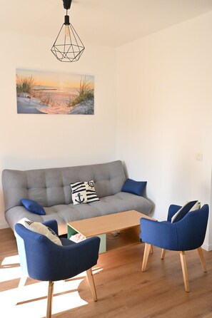 Smart-TV, DVD-Player, Tischtennisplatte, Bücher