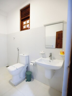 Habitación triple Deluxe, vistas al jardín | Baño | Ducha, toallas, jabón y champú