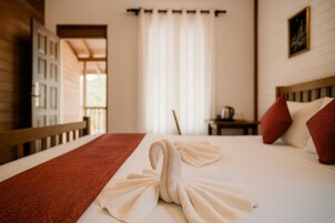 Quarto casal luxo, vista para o jardim | Roupas de cama premium, camas Select Comfort, escrivaninha