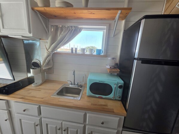 Fridge, stovetop