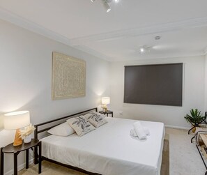 2 makuuhuonetta, työpöytä, silitysrauta/-lauta, vauvan matkasänky