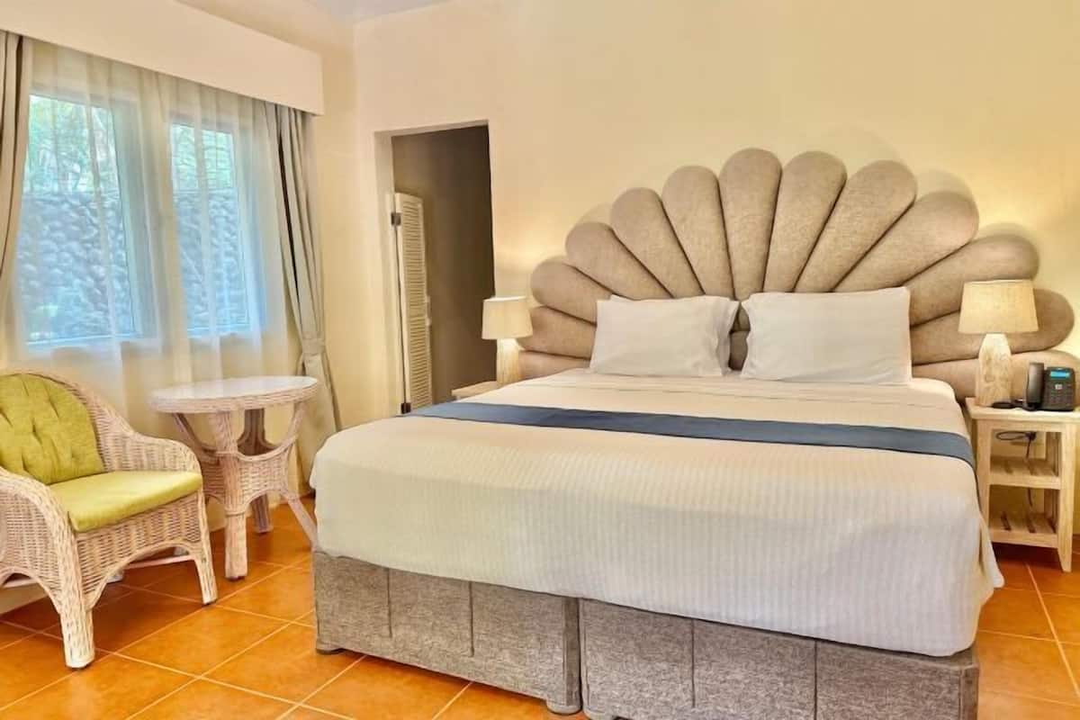 Minibar, free WiFi, bed sheets