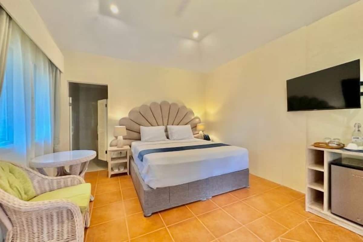 Minibar, free WiFi, bed sheets