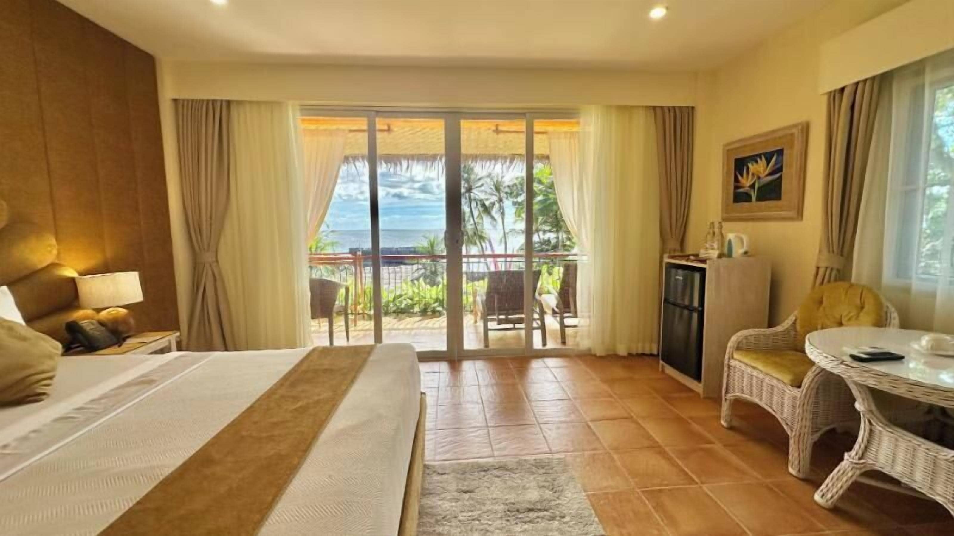 Minibar, free WiFi, bed sheets