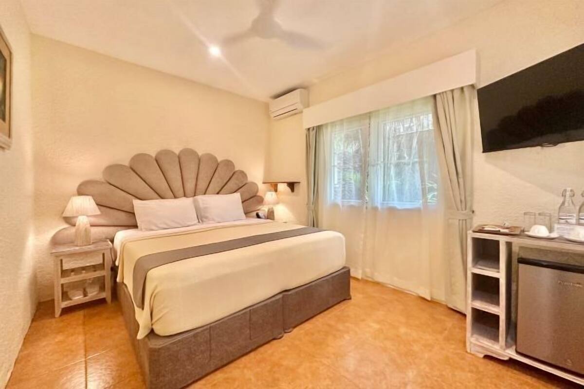 Minibar, free WiFi, bed sheets