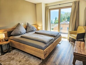 3 bedrooms, desk, Internet