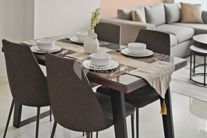 อพาร์ทเมนท์, 2 ห้องนอน, วิวเมือง | ห้องรับประทานอาหาร