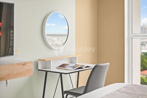 Appartement, 2 chambres, vue ville | Espace de travail pour ordinateur portable, fer et planche à repasser