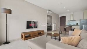 Apartemen, 2 kamar tidur, pemandangan kota | Area keluarga | Smart TV 50-inci dengan saluran TV kabel, Netflix, dan layanan streaming