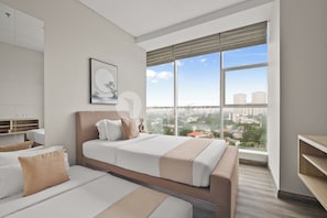 Appartement, 2 chambres, vue ville | Espace de travail pour ordinateur portable, fer et planche à repasser