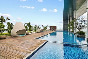 Una piscina al aire libre