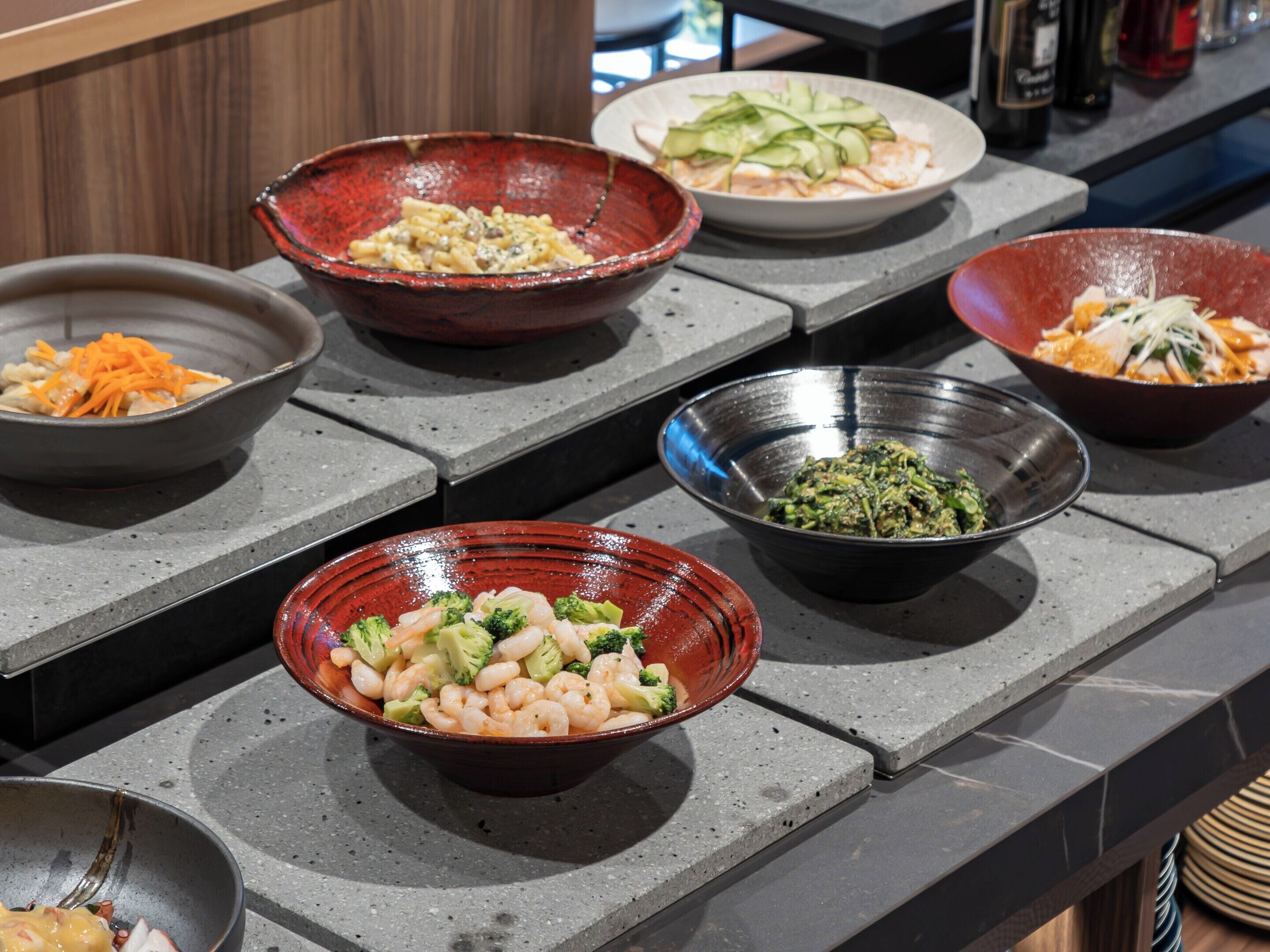 Una encimera de cocina con varios cuencos que contienen diferentes alimentos.