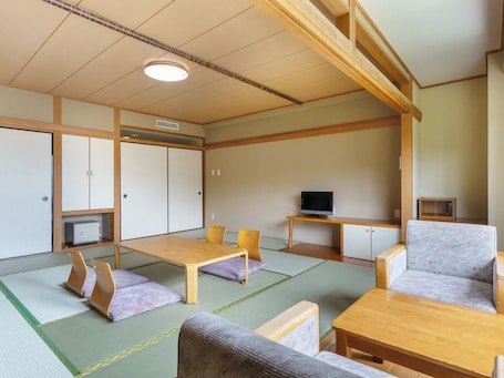 Japanese-style room B (12 tatami mats) Non smoking | Free WiFi, bed sheets. KAMENOI HOTEL Fuji