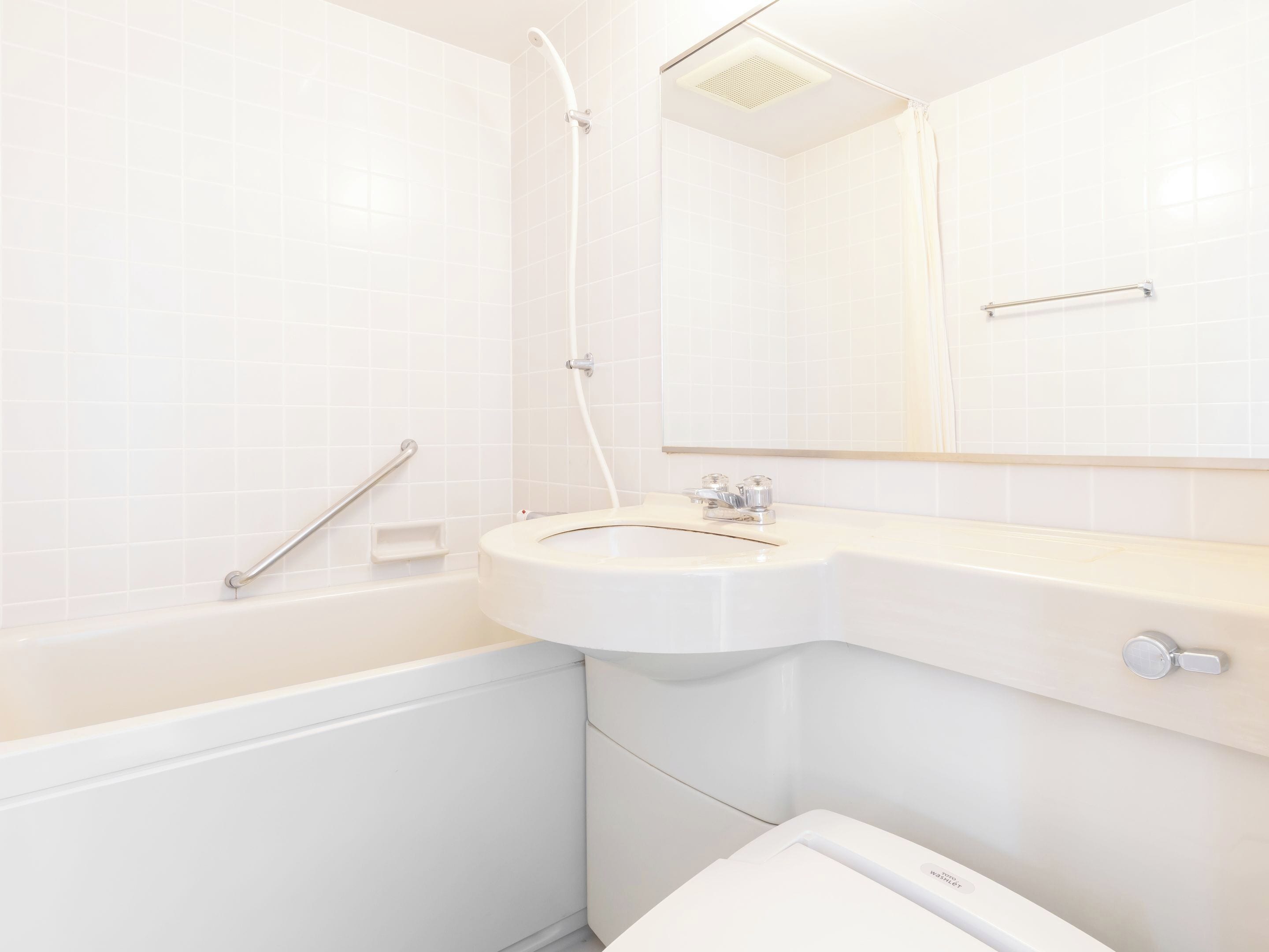 Ein modernes Badezimmer mit einer Badewanne, einem Waschbecken und einer Dusche.