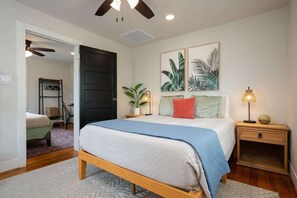 5 bedrooms, desk, iron/ironing board, travel cot - Ultimate 2x Home Retreat – Hot Tub, Sauna, Games (Galveston)