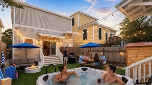 A backyard with a hot tub, outdoor seating, and a barbecue area. - 2x Home Entertainment Oasis. Sauna, Hot Tub, Games (Galveston)