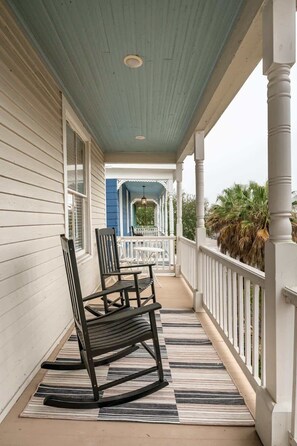 Terrace/patio - Ultimate Texas Retreat – Two Homes, Endless Fun! (Galveston)