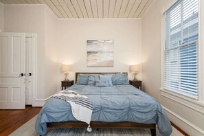 5 habitaciones, escritorio y tabla de planchar con plancha 