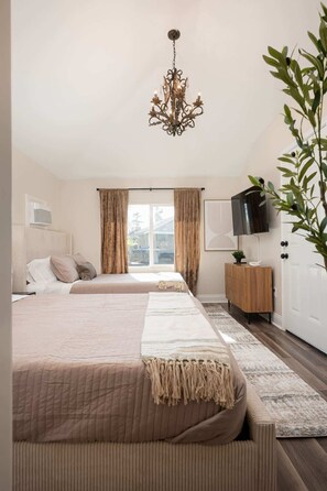 5 bedrooms, desk, iron/ironing board, travel crib