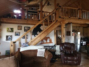 TV - Charming 2-bedroom cabin in Emigrant with Beautiful Views (Emigrant)