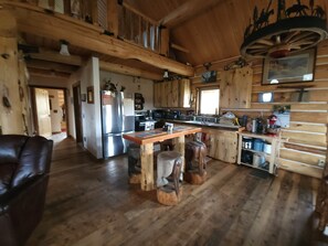 Interior - Charming 2-bedroom cabin in Emigrant with Beautiful Views (Emigrant)