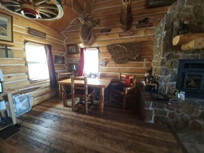 Dining - Charming 2-bedroom cabin in Emigrant with Beautiful Views (Emigrant)