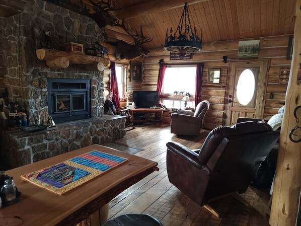 TV - Charming 2-bedroom cabin in Emigrant with Beautiful Views (Emigrant)