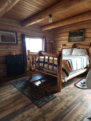 2 bedrooms, WiFi, bed sheets - Charming 2-bedroom cabin in Emigrant with Beautiful Views (Emigrant)