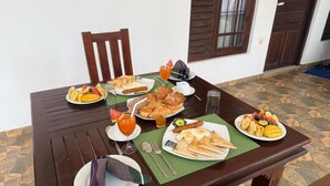 Een eettafel gedekt met diverse ontbijtartikelen, zoals toast, eieren en fruit.