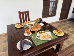 Daily English breakfast for a fee - River Shade Inn (Tissamaharama)
