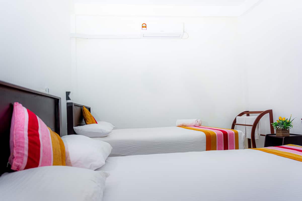 Quadruple Room | Desk, laptop workspace, free WiFi, bed sheets