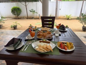 Daily English breakfast for a fee - River Shade Inn (Tissamaharama)