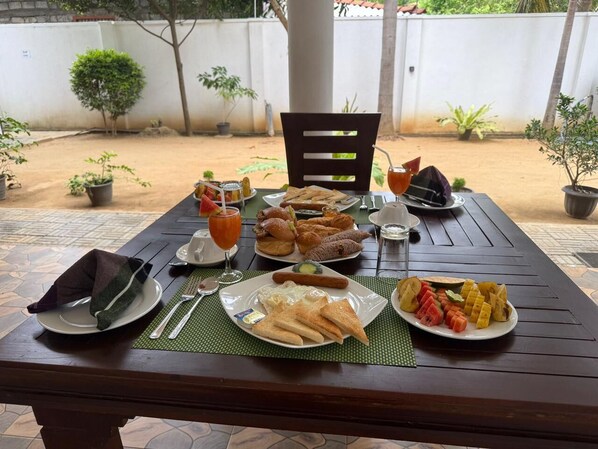 Daily English breakfast for a fee - River Shade Inn (Tissamaharama)