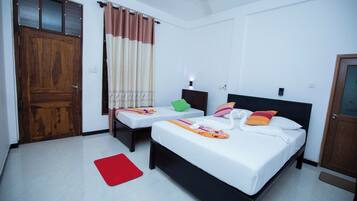 Dobbeltrom – standard, aircondition, hageutsikt | Skrivebord, skrivebord for bærbar PC, wi-fi (inkludert) og sengetøy