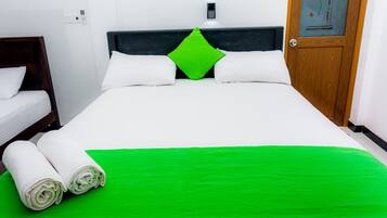 Quadruple Room | Desk, laptop workspace, free WiFi, bed sheets