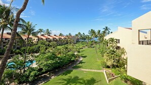 Un resort con varias construcciones, una piscina y abundante vegetación.