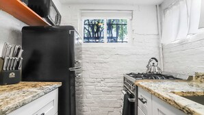 Kaffe- och tebryggare, kylskåp, mikrovågsugn och ugn