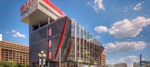 Een modern gebouw met een opvallend 'SPY'-bord, grote ramen en een uniek architectonisch ontwerp.