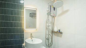 Ducha, secador de pelo, toallas, jabón