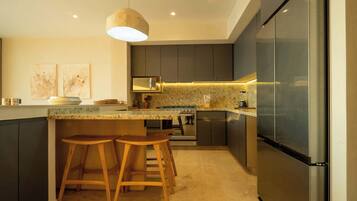 Geladeira, micro-ondas, fogão, cooktop