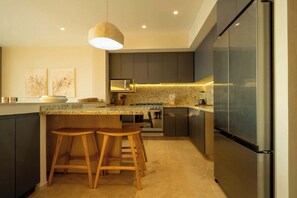 Geladeira, micro-ondas, fogão, cooktop