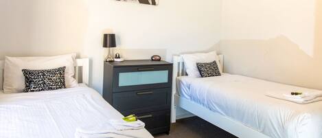 3 chambres, bureau, fer et planche à repasser, lit de bébé portatif