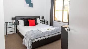 3 Schlafzimmer, Schreibtisch, Bügeleisen/Bügelbrett, Reisekinderbett