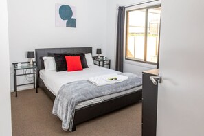 3 dormitoris, escriptori i planxa i posts de planxar 